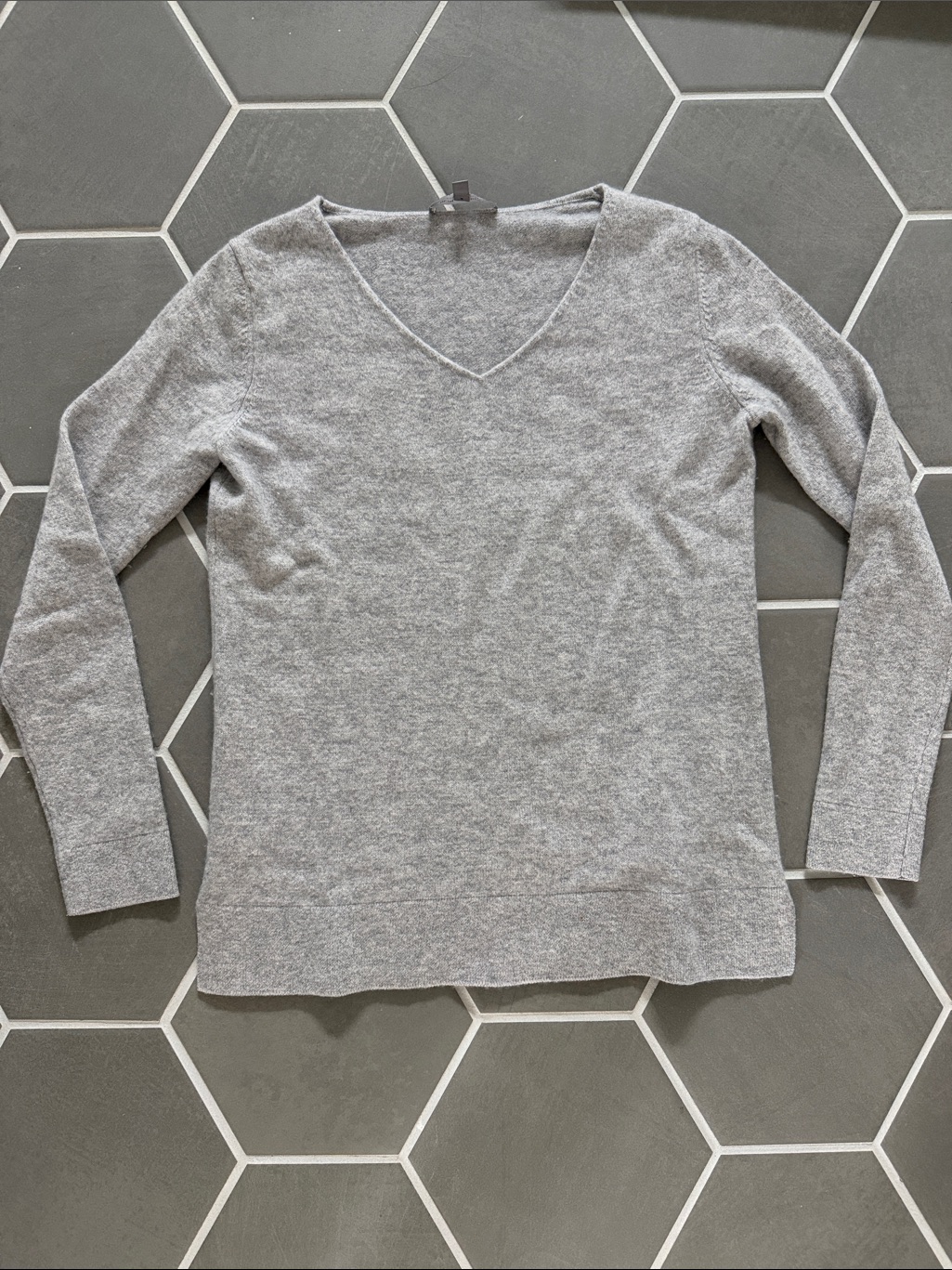 Women’s Neiman Marcus 100% Cashmere V-Neck Sweater